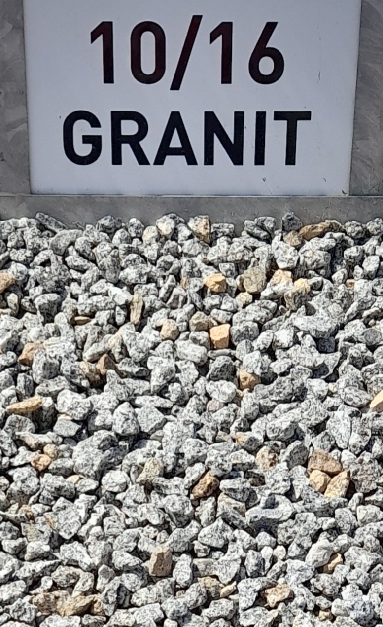 Gravier de granite gris clair de taille 10/16 mm, illustré avec un panneau blanc affichant "10/16 GRANIT" en noir sur fond gris clair en haut de l'image.
