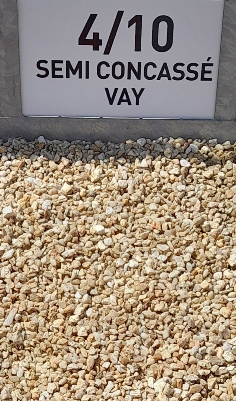 Gravier beige semi-concassé affiché en gros plan; panneau en haut indiquant "4/10 SEMI CONCASSÉ VAY".