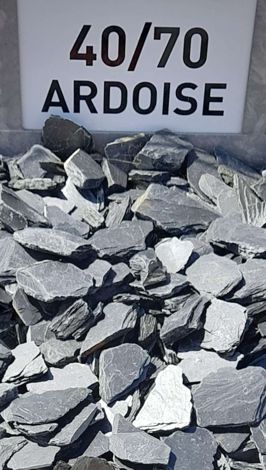 Pierres d'ardoise brisées de taille 40/70 mm, affichées en tas sous un panneau indiquant "40/70 ARDOISE".