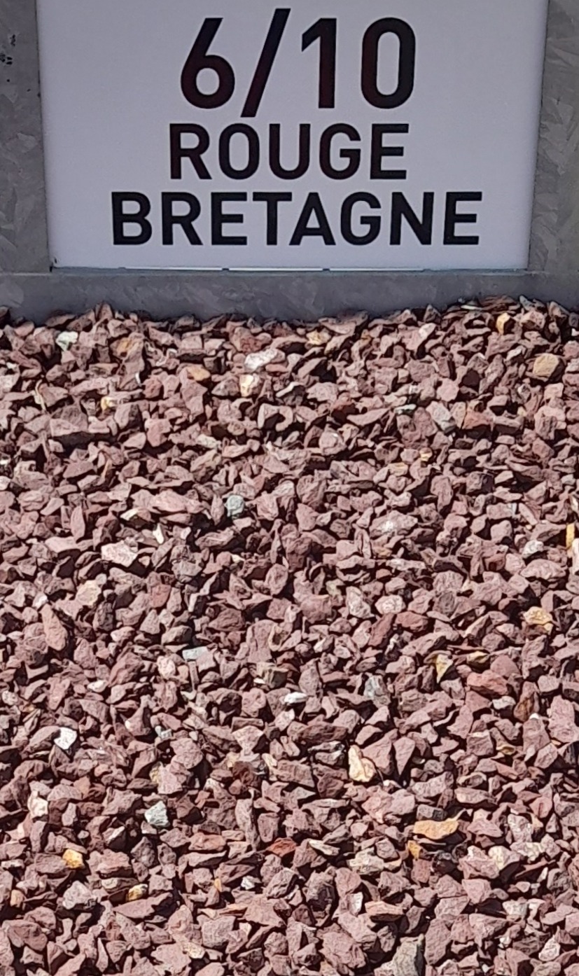 Gravier rouge de Bretagne de granulométrie 6/10 mm, affiché en vrac sous un panneau indiquant ses caractéristiques.