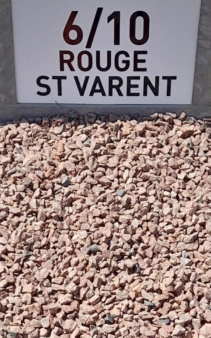 Graviers rouges de type "St Varent" avec granulométrie de 6/10, affichés sous une pancarte indiquant leurs caractéristiques.