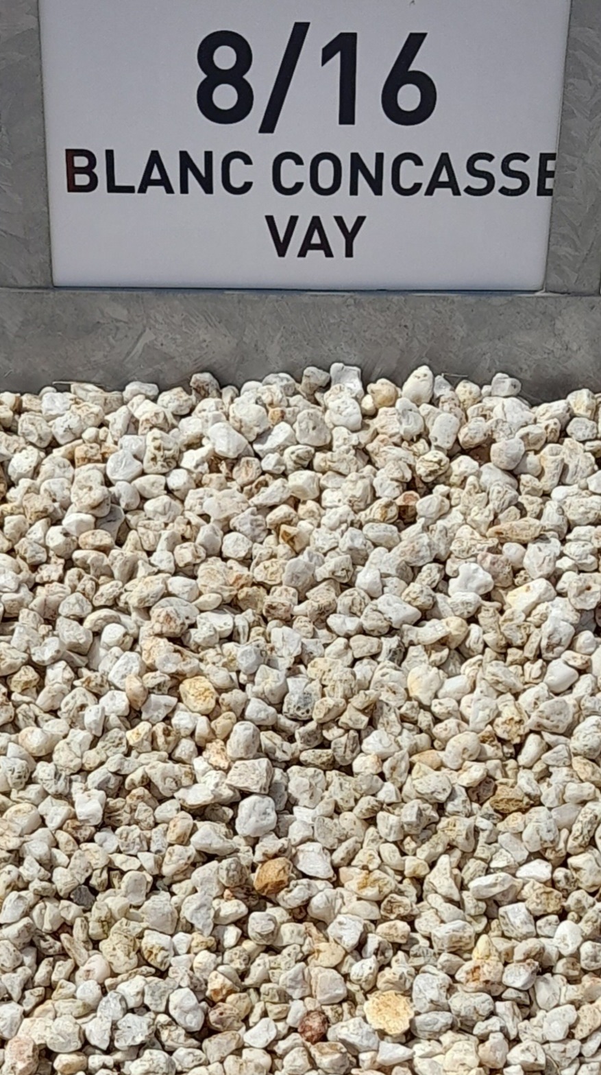 Gravier blanc concassé de granulométrie 8/16, affiché en gros plan sous un panneau indiquant "Blanc Concassé Vay".