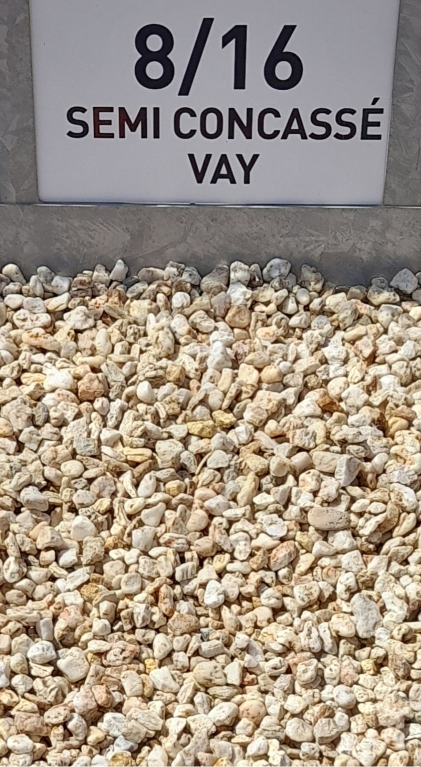 Gravier beige semi-concassé de granulométrie 8/16 mm exposé dans un bac, avec une étiquette indiquant "8/16 SEMI CONCASSÉ VAY" en haut.